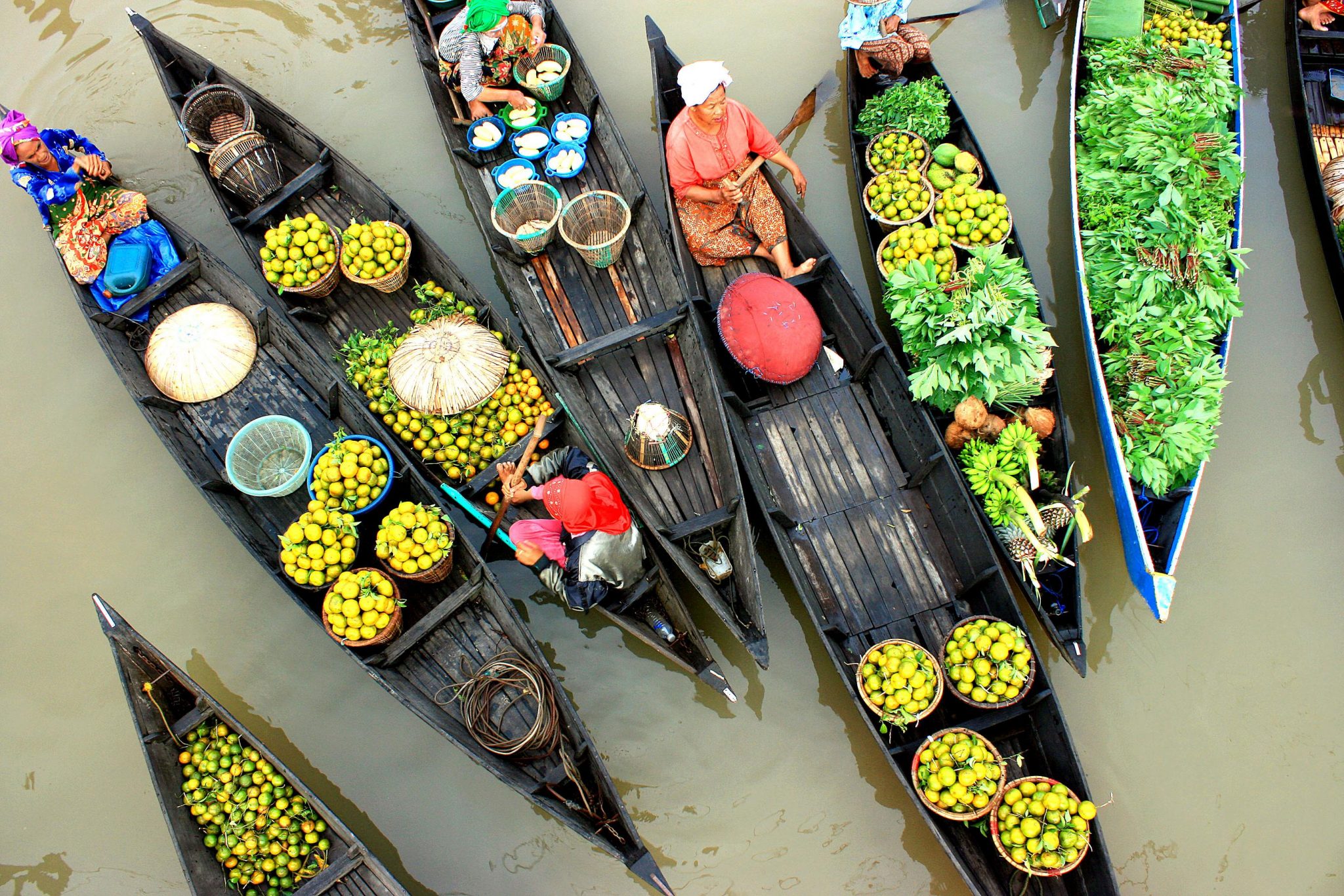 Необычные продукты. Muara kuin Floating Market. Плавучий рынок в Индонезии. Вьетнам рынок на воде. Самый креативный магазин.